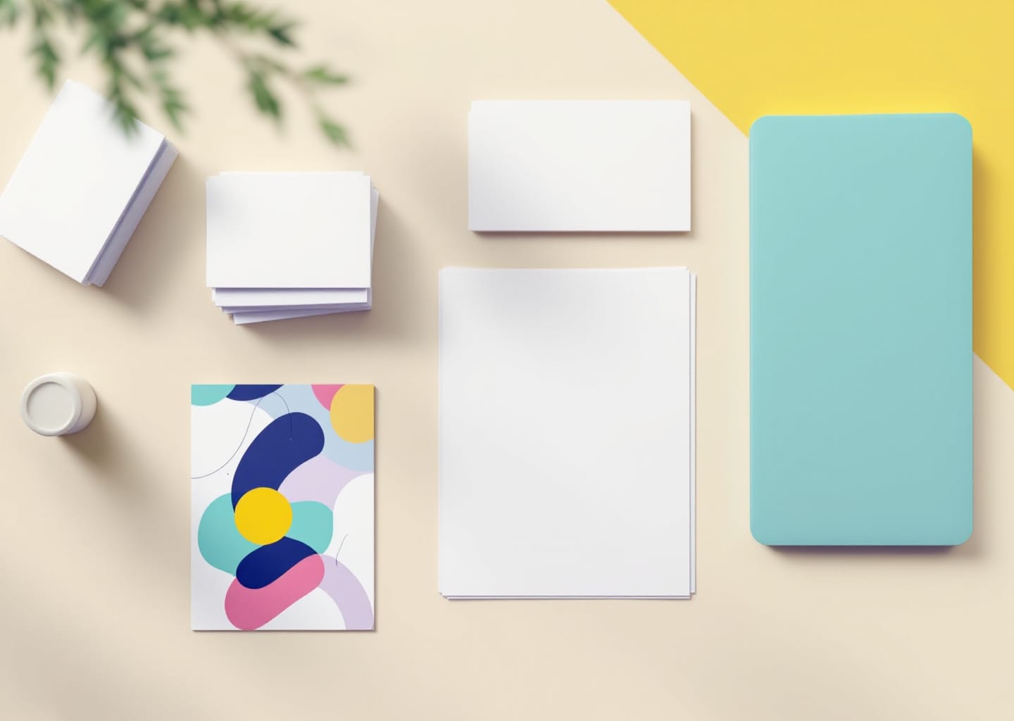 Tarjetas de presentación, volantes y facturera impresos sobre una mesa de trabajo de la imprenta